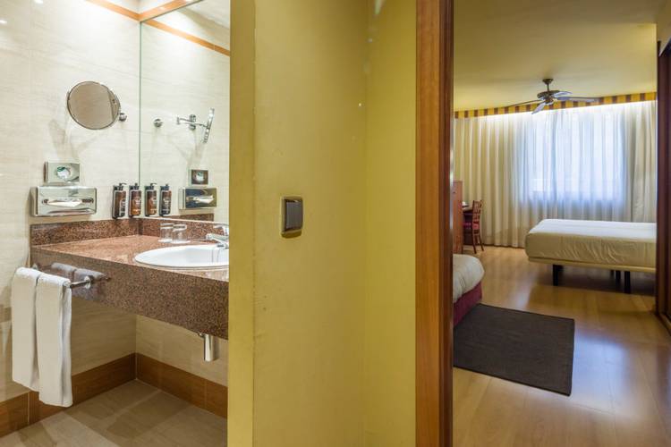  Hotel ILUNION Les Corts – Spa Barcelona