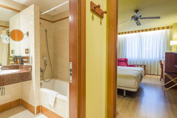  Hotel ILUNION Les Corts – Spa Barcelona